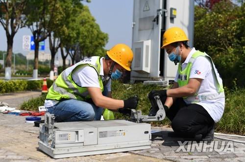 5G 기지국 설치하는 근로자들