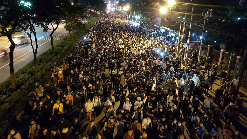 방콕의 독일 대사관으로 행진하는 반정부 시위대. 2020.10.26