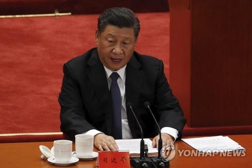 (베이징 AP=연합뉴스) 시진핑 중국 국가주석이 지난 23일 베이징의 인민대회당에서 열린 인민해방군의 한국전쟁 참전 70주년 기념식에 참석해 연설하고 있다. 