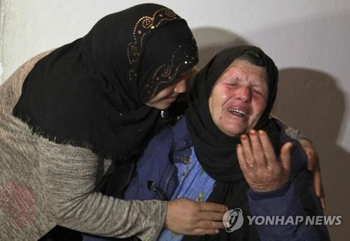 울음 터뜨리는 프랑스 니스 흉기 테러 용의자의 어머니