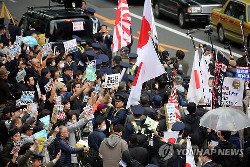 도쿄에서 벌어진 혐한 시위와 이에 항의하는 시민들