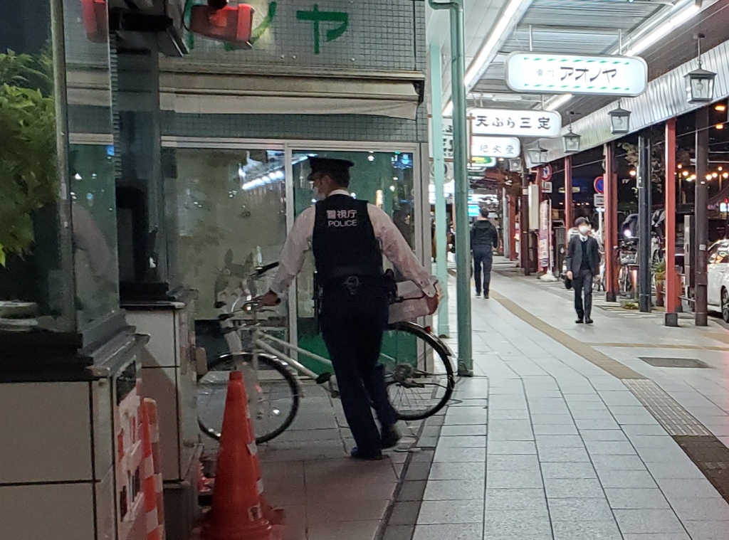 자전거 순찰에서 복귀하는 도쿄의 경찰관