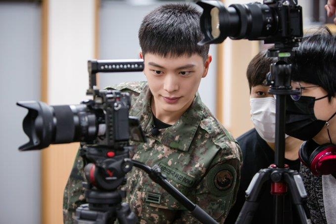 비투비 출신 육성재 국방부 근무지원단 일병