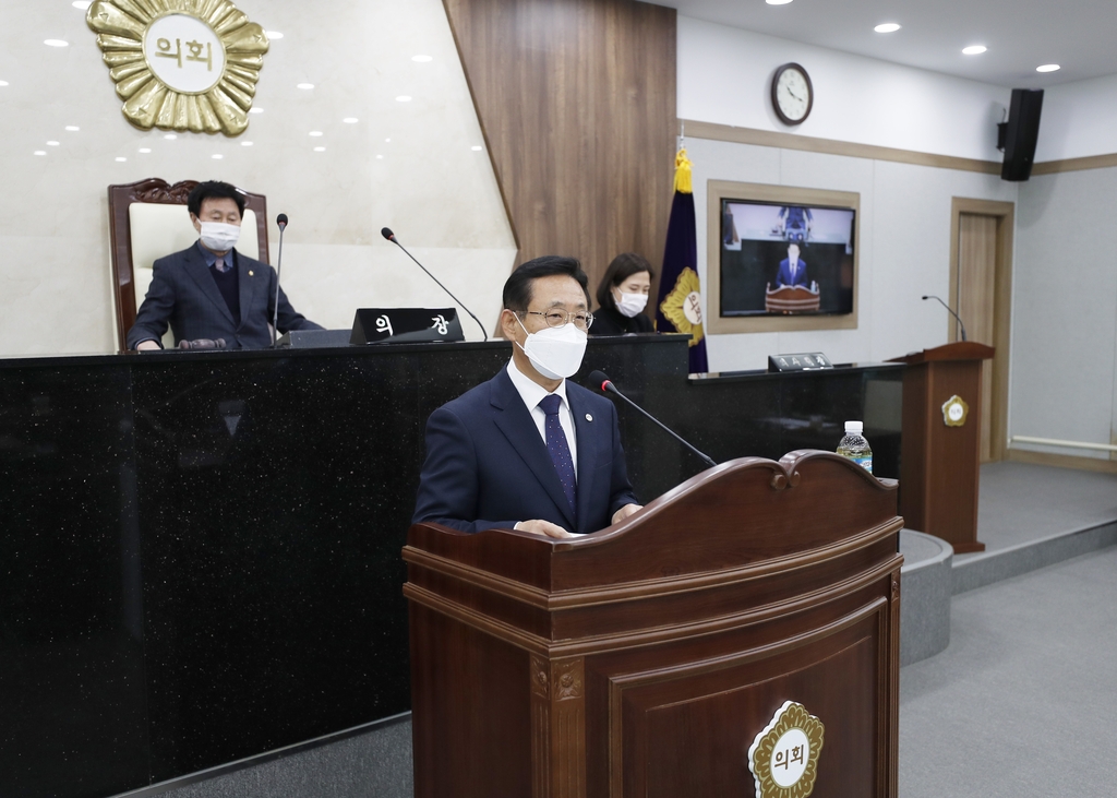 시정 연설하는 이차영 괴산군수
