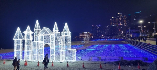 올해 축제 앞두고 빛 조형물 시범 점등한 모습