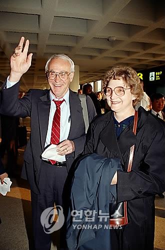 1994년 한국을 방문한 오글 목사(왼쪽) 부부