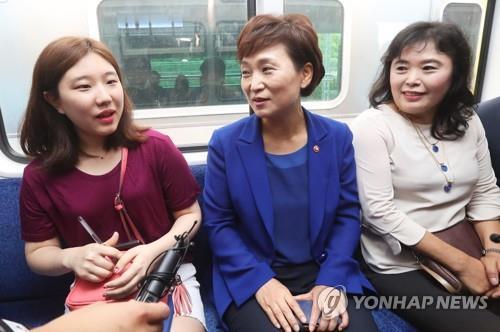 수도권 급행열차 탑승한 김현미 장관