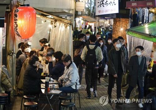 (도쿄 EPA=연합뉴스) 일본에서 신종 코로나바이러스 감염증(코로나19)이 확산하는 가운데 지난달 30일 도쿄도(東京都) 우에노(上野)공원 인근의 주점에서 사람들이 음료를 마시거나 음식을 먹고 있다.