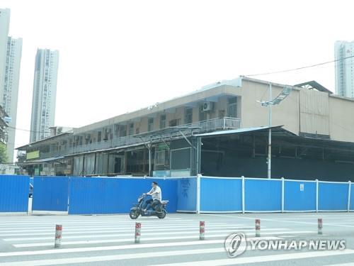 파란 벽으로 가려진 우한 화난 수산물도매시장