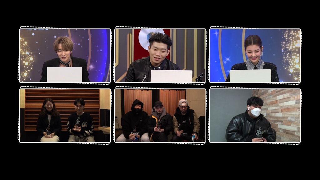 래퍼 창모와 앰비션뮤직 관계자들