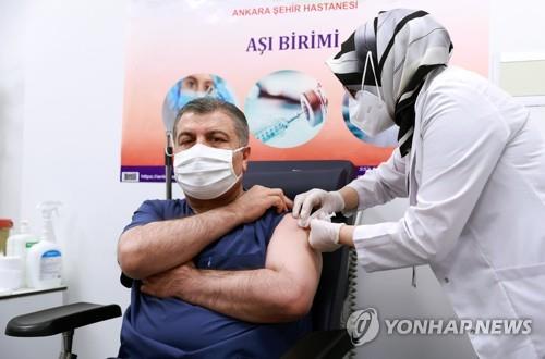 중국산 코로나19 백신을 접종하는 파흐레틴 코자 터키 보건부 장관