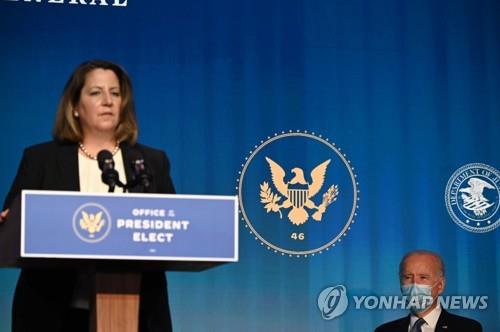 리사 모나코(좌) 법무차관 지명자와 조 바이든 대통령 당선인