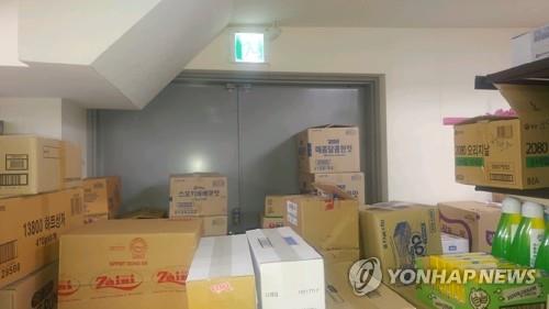 다중이용시설 비상구에 적치된 장애물