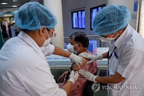 인도 아메다바드에서 진행된 코로나19 백신 접종 모습. [AFP=연합뉴스]