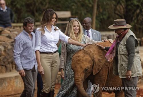 2018년 10월 케냐 수도 나이로비의 코끼리 보육원 방문한 멜라니아 여사[EPA=연합뉴스 자료사진]