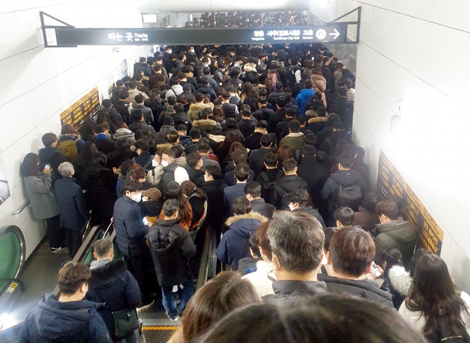 지난 21일 김포도시철도 김포공항역에 몰린 이용객