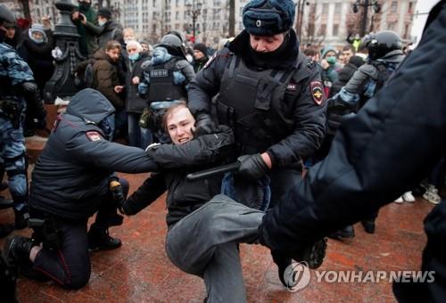 '나발니 석방' 촉구 시위대 체포하는 러시아 경찰