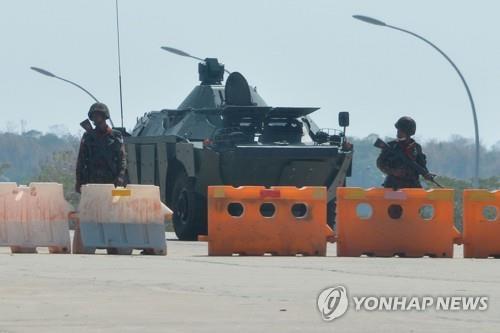 미얀마 수도 네피도의 의사당으로 향하는 길목을 장갑차 등으로 막은 군인들