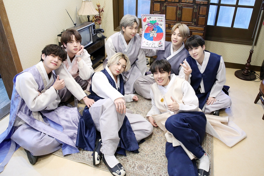 팬들에게 설 인사 건네는 방탄소년단