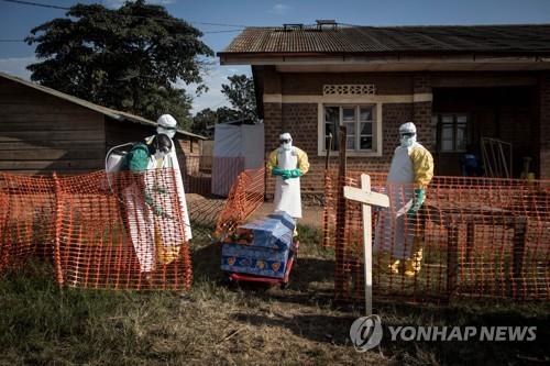 2018년 민주콩고에서 에볼라 사망자의 시신을 관에 담아 옮기는 의료진