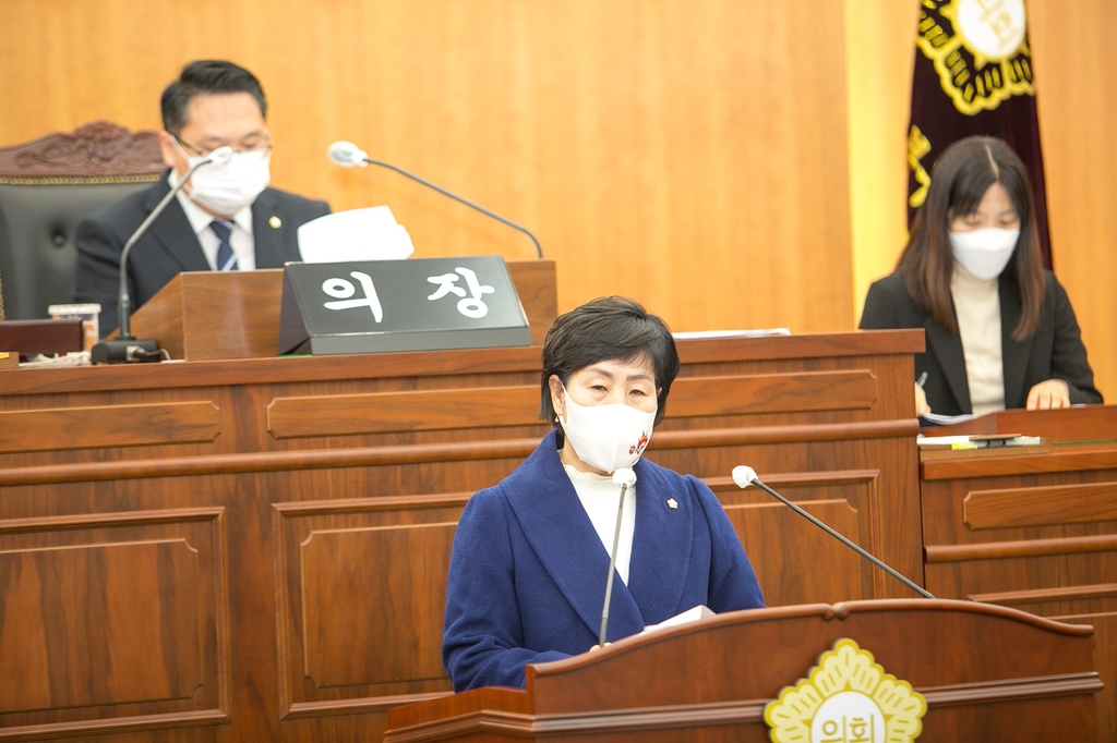 결의안 낭독하는 울산 북구의회 정외경 의원