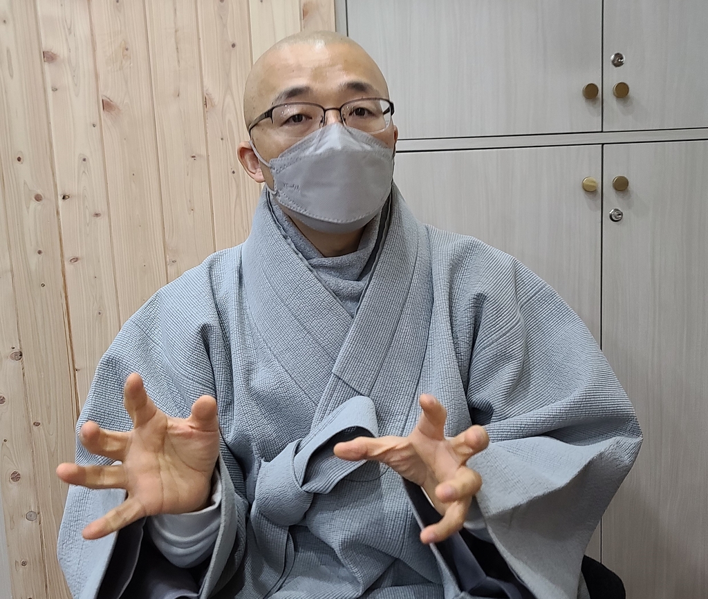 인터뷰하는 부산 대원정사 주지 법상스님