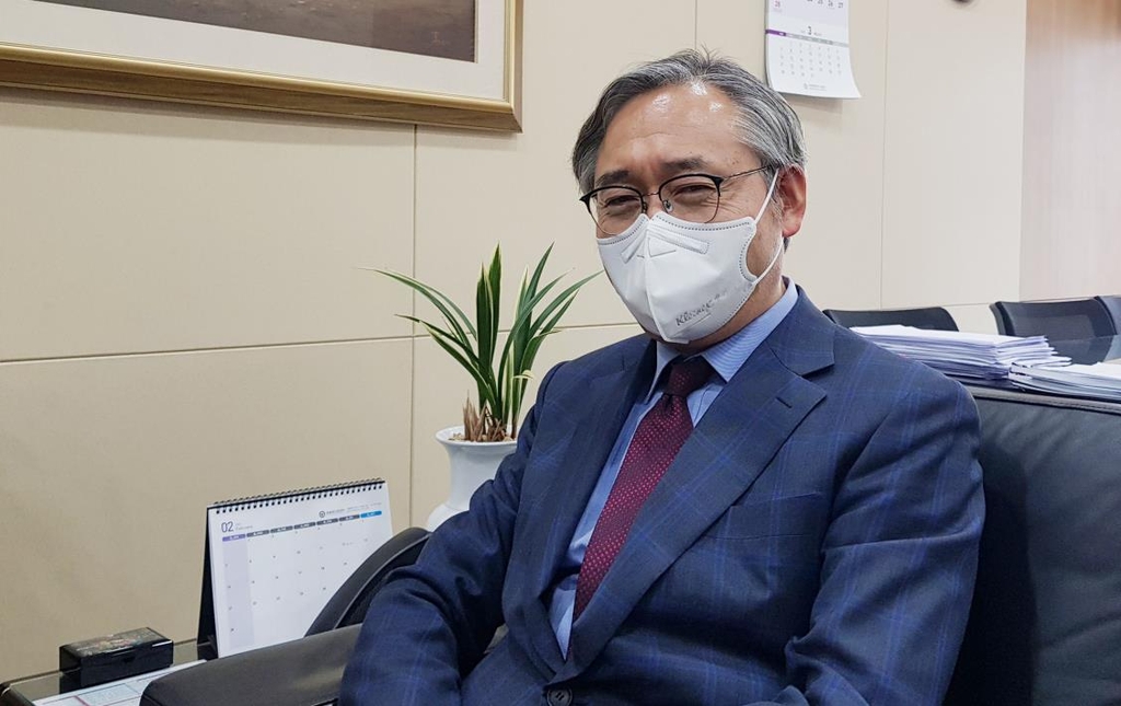 인터뷰하는 박찬운 상임위원