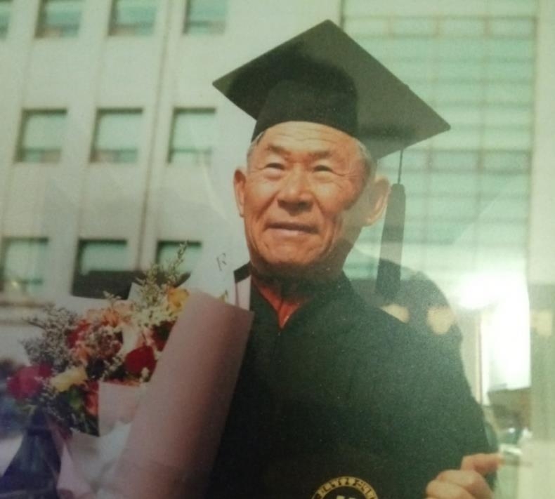 방송대 졸업가운 입은 김상문씨