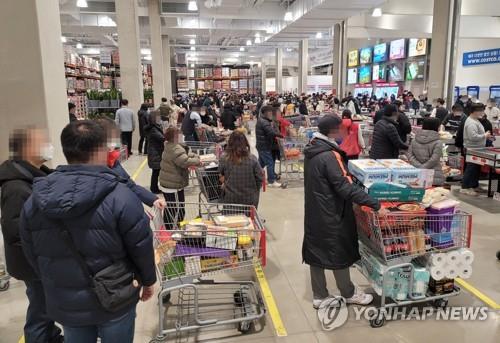 북적이는 대형 마트