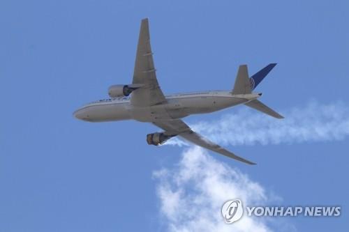 엔진 연기 내뿜으며 회항하는 미 유나이티드항공 여객기