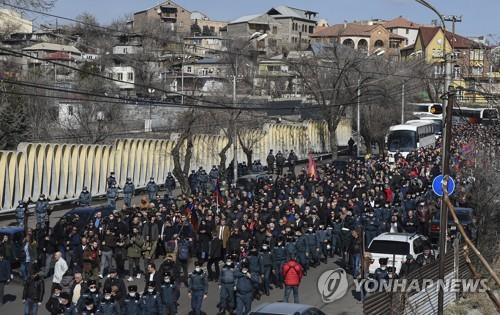 아르메니아 수도 예레반의 반정부 시위대