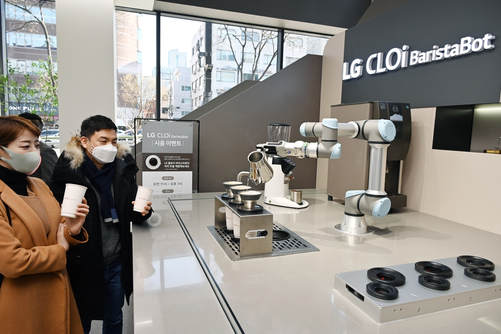 LG 베스트샵 서초본점에서 고객들에게 커피 제공하는 LG 클로이 바리스타봇