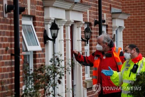 런던에서 코로나19 자가 검진 키트를 나눠주는 자원봉사자