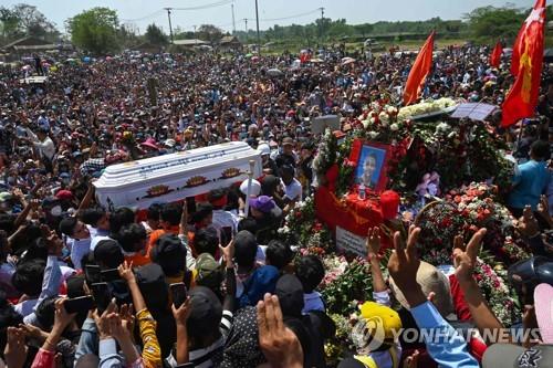 양곤서 시위 도중 숨진 니 니 아웅 텟 나잉의 장례식 모습. 2021.3.2