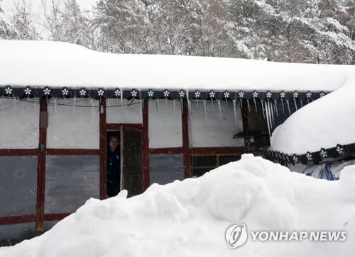 (강릉=연합뉴스) 이해용 기자 = 강원 산간 지역에 폭설이 내린 2일 오후 강릉시 왕산면의 한 어르신이 근심스러운 표정으로 문밖을 바라보고 있다.