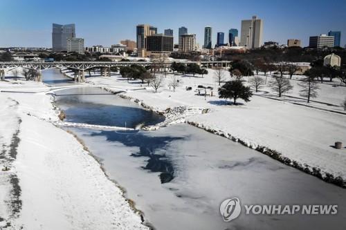 지난달 기록적인 한파로 꽁꽁 얼어붙은 텍사스주 포트워스