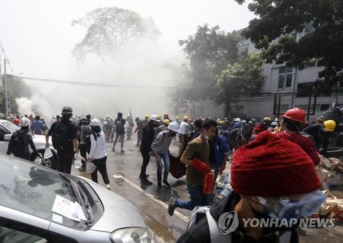 양곤의 쿠데타 규탄 시위대가 최루탄이 터지자 흩어지고 있다. 2021.3.3