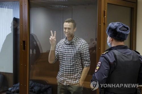 (모스크바 EPA=연합뉴스) 러시아의 야권 지도자 알렉세이 나발니가 지난달 20일(현지시가) 모스크바의 바부쉬킨스키 구역 법원에서 열린 항소심 재판에 출석해 유리로 만든 피고인 대기실에서 제스처를 취하고 있다. 항소심 재판부는 이날 나발니의 집행유예 취소와 실형 전환을 선고한 1심 판결이 적법하다고 판결했다.