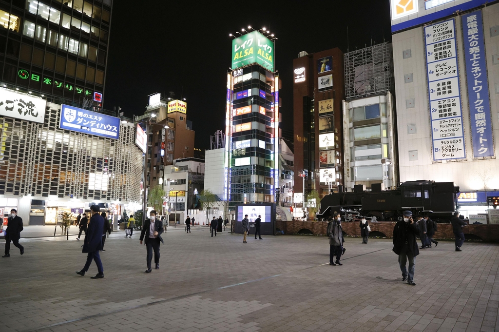 (도쿄 교도=연합뉴스) 코로나19 확산을 억제하기 위한 수도권 지역의 긴급사태가 연장될 것으로 예상되는 가운데 3일 저녁 도쿄 신바시역 앞 광장이 한산한 모습을 보이고 있다.
