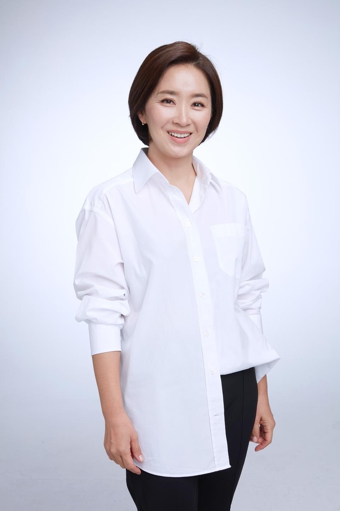 특집 프로그램 내래이션을 맡은 배우 윤유선