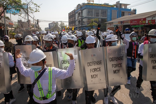 만달레이에서 열린 쿠데타 규탄 거리 시위. 2021.3.5