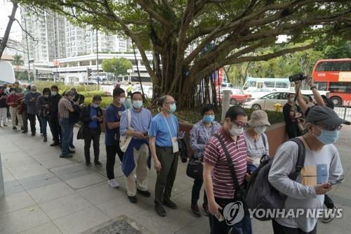 홍콩에서 코로나19 백신 접종이 시작된 2월 26일 접종 센터 앞에 사람들이 길게 줄을 선 모습. [AP=연합뉴스]