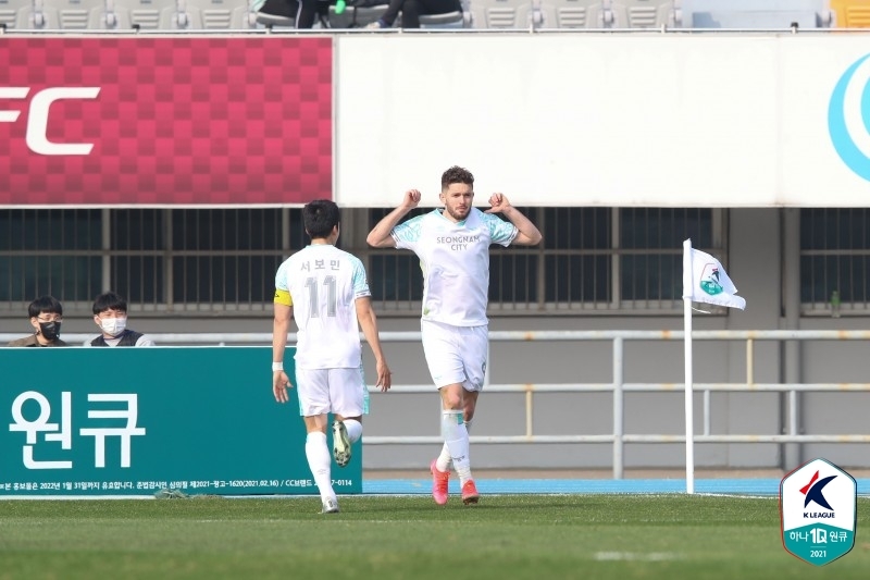 득점을 기뻐하는 성남FC 부쉬.