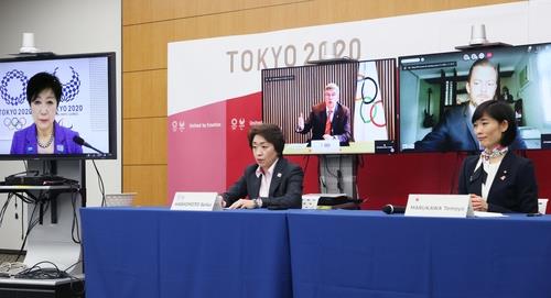 (도쿄 교도=연합뉴스) 토마스 바흐 국제올림픽위원회(IOC) 위원장(사진 안쪽 왼편)과 앤드루 파슨스 국제패럴림픽위원회(IPC) 위원장이 지난 3일 하시모토 세이코 대회 조직위 회장(가운데), 마루카와 다마요 일본 올림픽담당상, 고이케 유리코 도쿄도 지사(왼쪽 모니터)와 함께 올림픽 5자 대표 화상회의를 열고 있다.