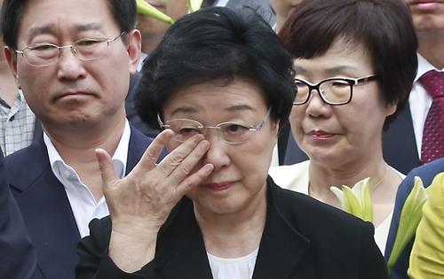 박범계 법무부 장관(왼쪽)과 한명숙 전 총리(가운데)