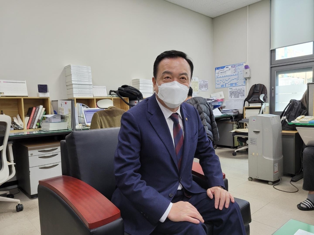 기자실 찾은 엄태영 국민의당 충북도당위원장