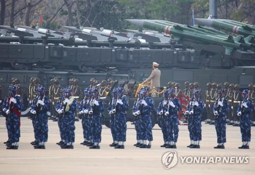 군사 퍼레이드 사열하는 흘라잉 미얀마군 최고사령관