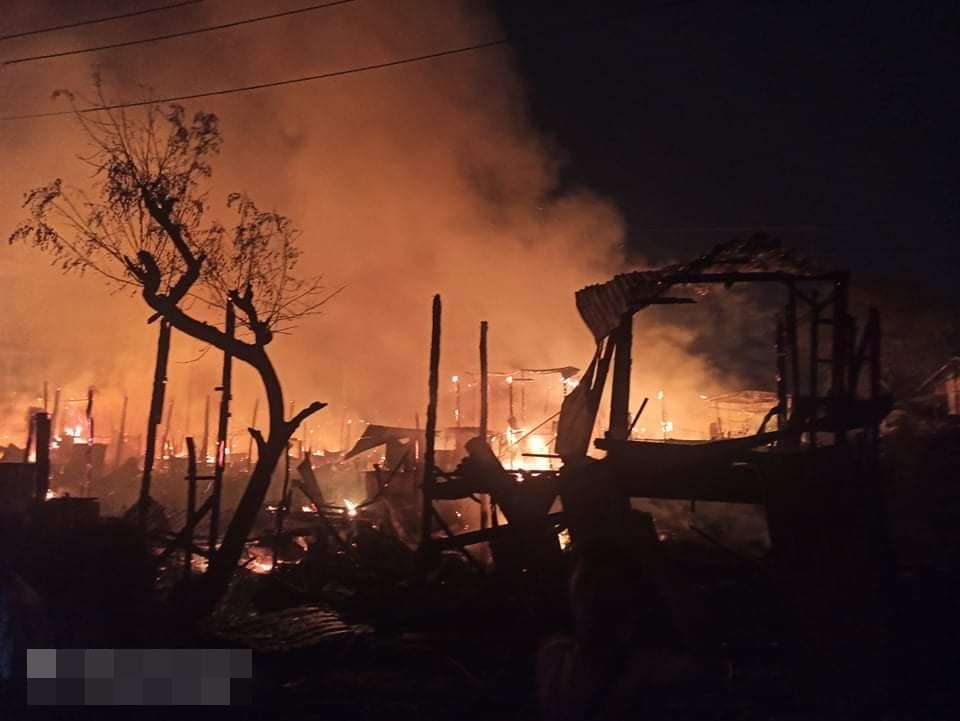 만달레이에서 전날 군경의 방화로 40여가구가 불에 타는 모습. 