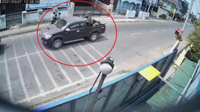 미얀마군 오토바이에 무차별 총질 CCTV 잡혔는데…"낙상 사고"