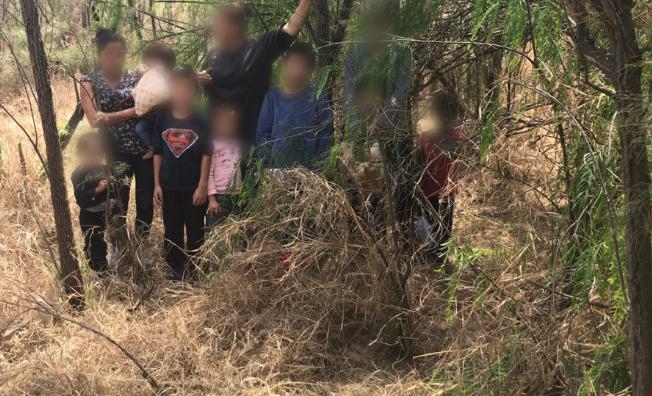 미 국경을 넘으려다 멕시코 당국에 발견된 온두라스 이민자들. 